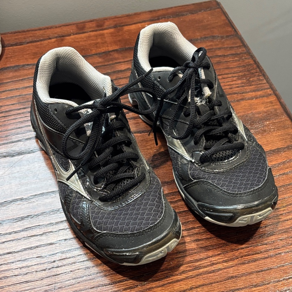 Men's Black Athletic Shoes
